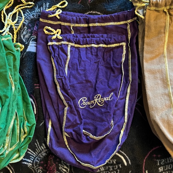 π CROWN ROYAL LIQUOR π₯ BAGS
SEVERAL SIZES COLORS/FLAVORS
40 BAGS IN TOTALποΈπ§²π - Picture 6 of 10